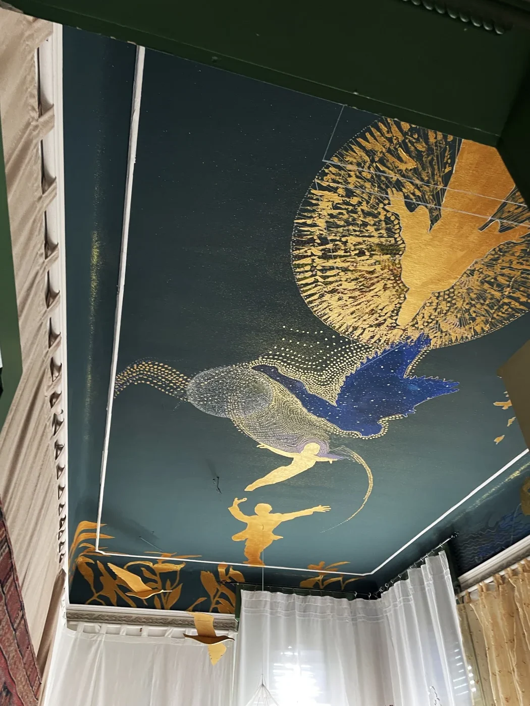 Raul Lovisoni, affresco su soffitto in acrilici: figure dorate in volo su fondo verde