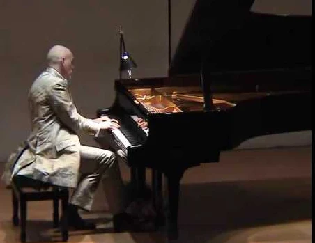Luigi Gordon Lovisoni al pianoforte
