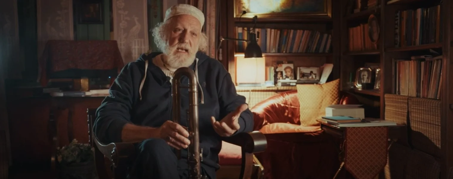 Raul Lovisoni con il flauto basso nel suo studio